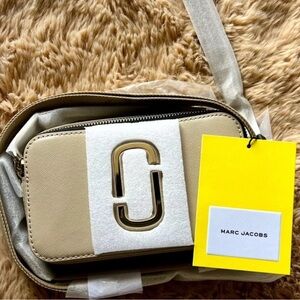 Marc Jacobs Cream Crossbody Bag with Gold Accent(UNISEX)NEW